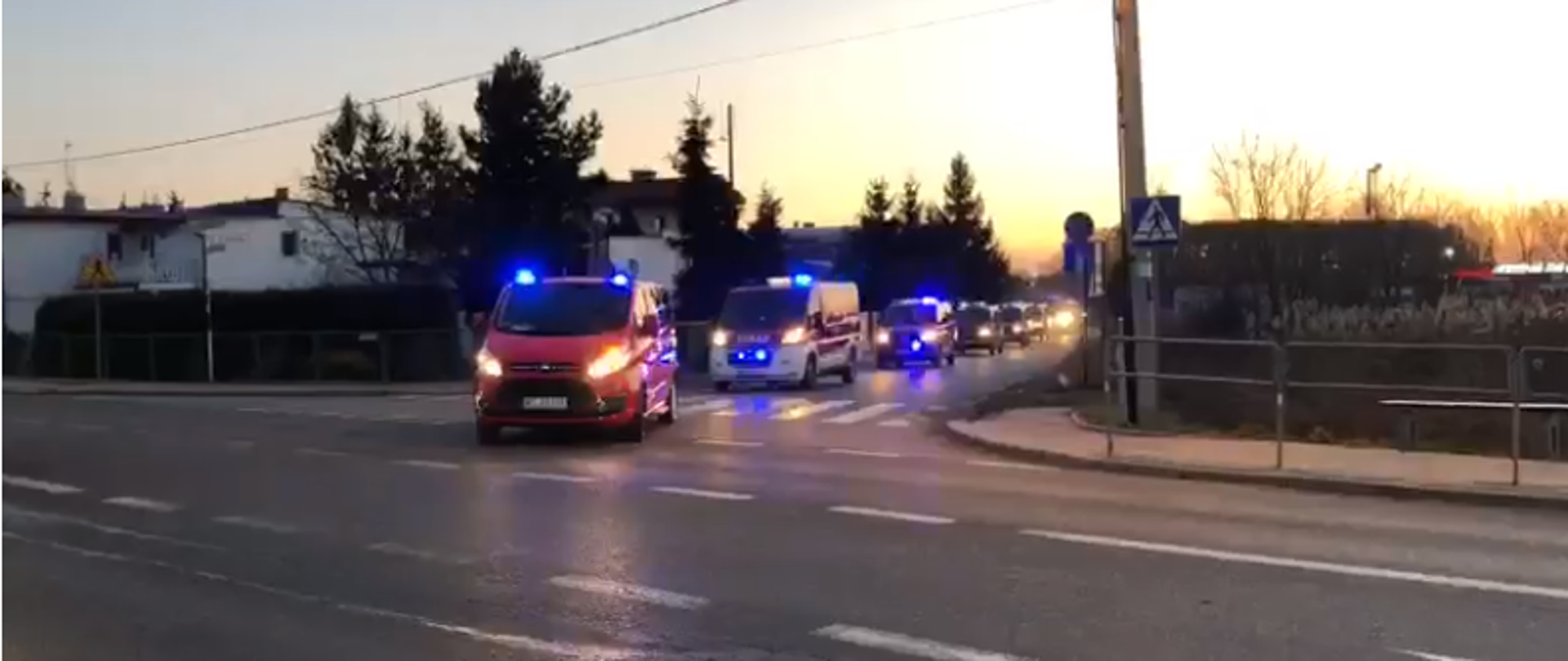 Przejazd samochodów pożarniczych do pomocy działań w Warszawie 