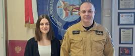 Zdjęcie przedstawia nowo mianowaną Panią Inspektor w sekcji do spraw kwatermistrzowsko-technicznych w KP PSP w Pruszczu Gdańskim oraz Komendanta powiatowego PSP na tle sztandaru Komendy.