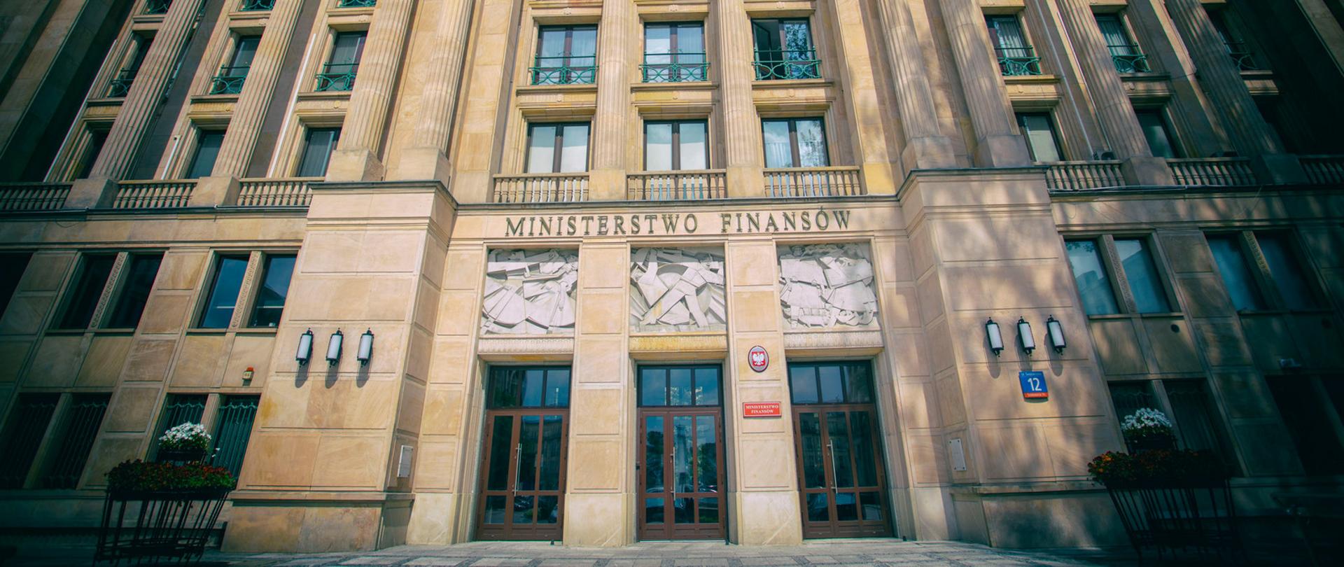 Ściana frontowa wejścia głównego do Ministerstwa Finansów.