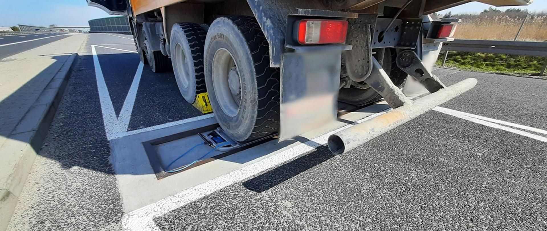 Tonaż ciężarówki zatrzymanej przez inspektorów mazowieckiej ITD sprawdzany na inspekcyjnych wagach

