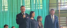 Wręczenie świadectwa uczennicy 4 klasy Szkoły Podstawowej nr 2 w Brennej przez Komendanta Powiatowego PSP w Cieszynie 