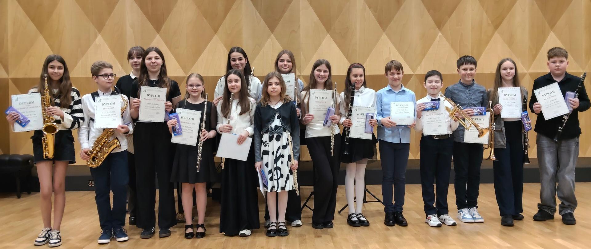 grupa uczniów na scenie sali koncertowej