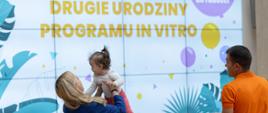 Zdjęcie ze spotkania premiera Donalda Tuska, minister zdrowia Jolanty Sobierańskiej-Grendy, wiceminister rodziny, pracy i polityki społecznej Aleksandry Gajewskiej z rodzinami uczestniczącymi w programie leczenia niepłodności.