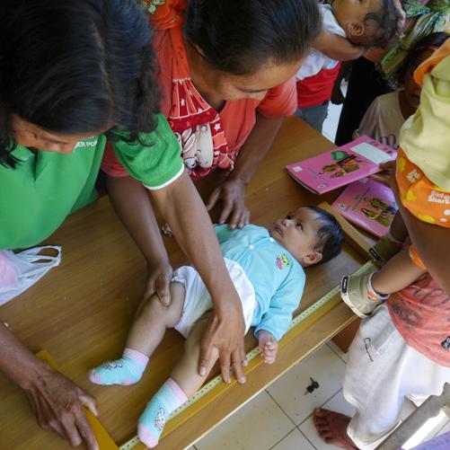 Pracując razem w celu rozwiązania problemu karłowatości wśród dzieci poniżej 2 roku życia w Puskesmas Timung, Manggarai, Flores, NTT, Indonezja