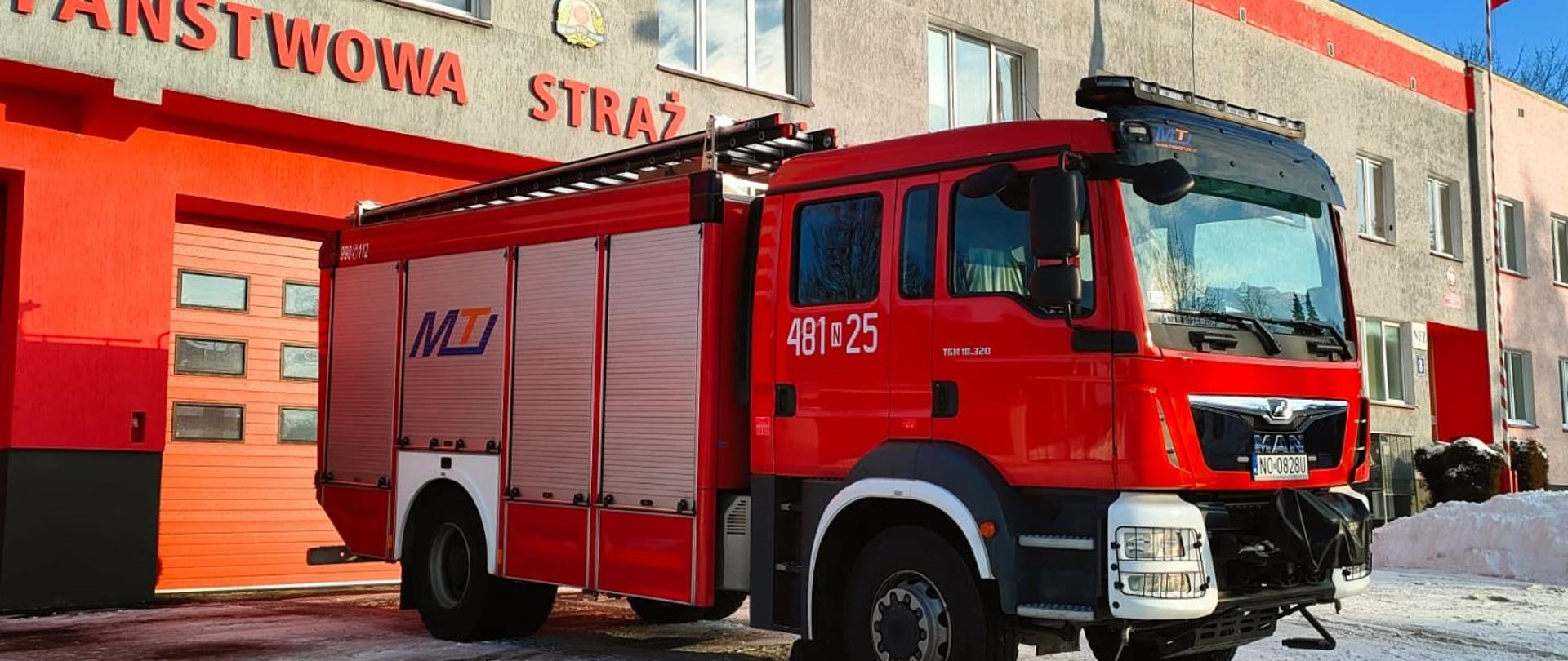 Zdjęcie przedstawia pojazd pożarniczy lidzbarskiej Komendy Powiatowej