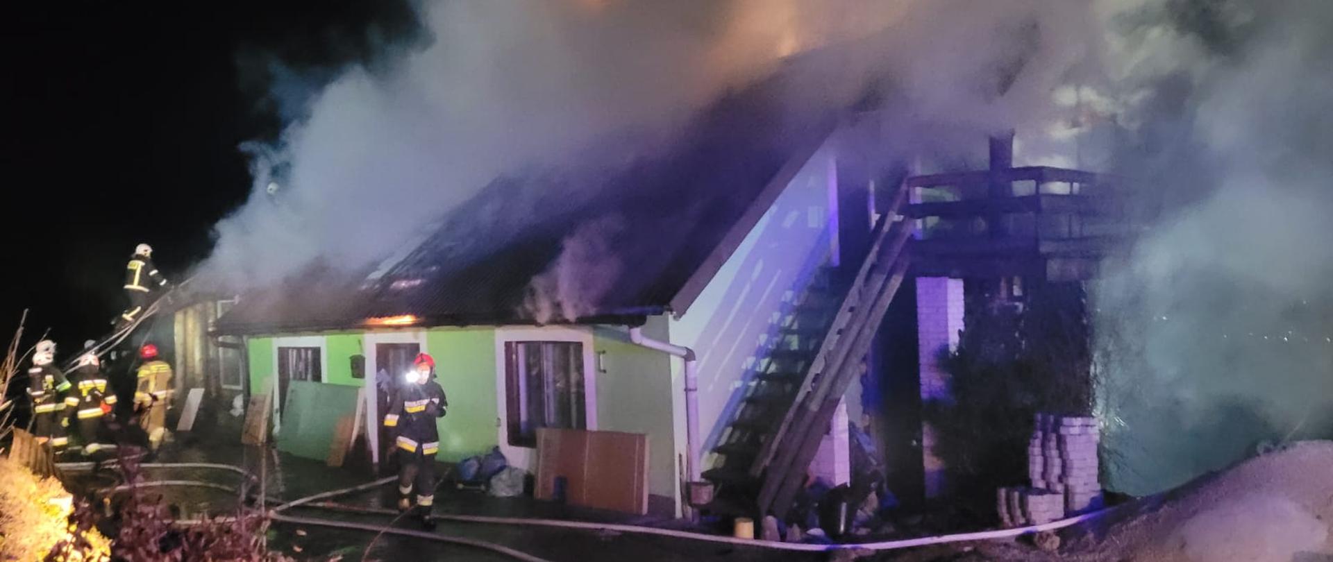 Zdjęcie przedstawiam pożar budynku jednorodzinnego