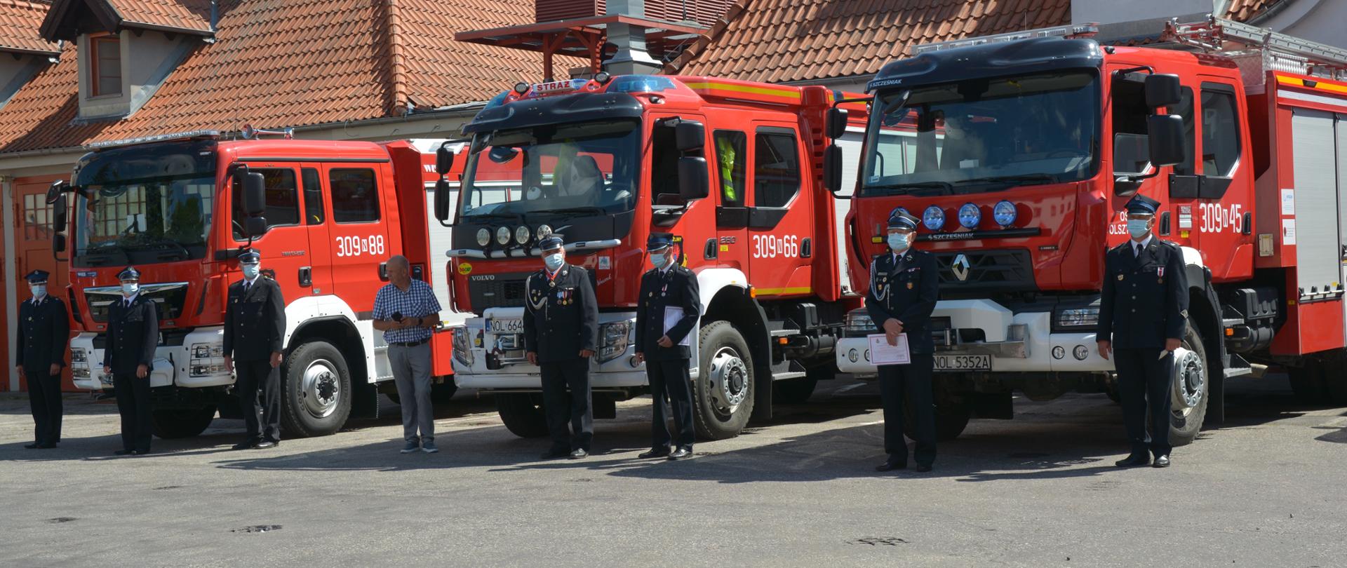 Samochody ustawione na placu