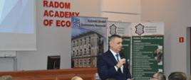 Wicewojewoda Mazowiecki Artur Standowicz przemawia podczas konferencji "Bezpieczeństwo przede wszystkim"