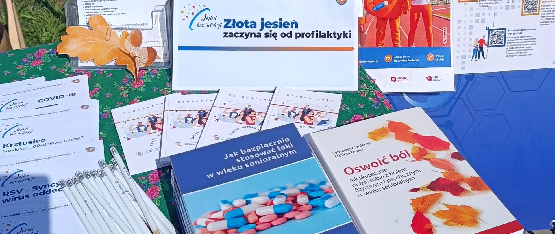Stoisko edukacyjne z rozłożonymi materiałami dotyczącymi zdrowego trybu życia