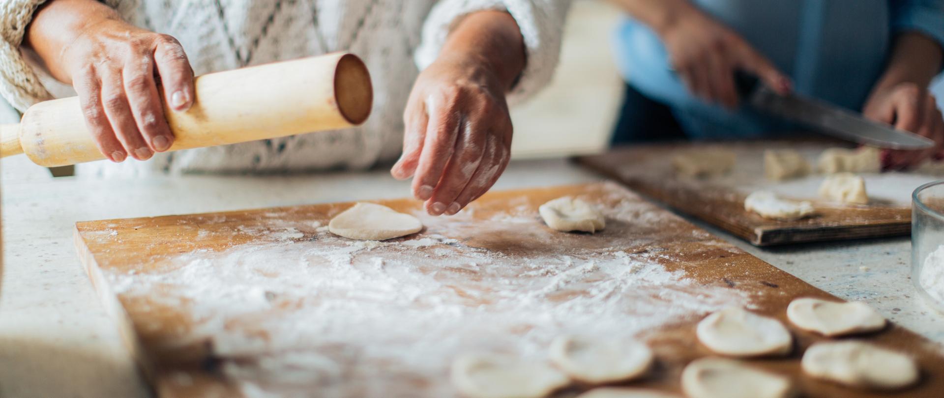 Pomoz Zywnosciowa - produykacja pierogów