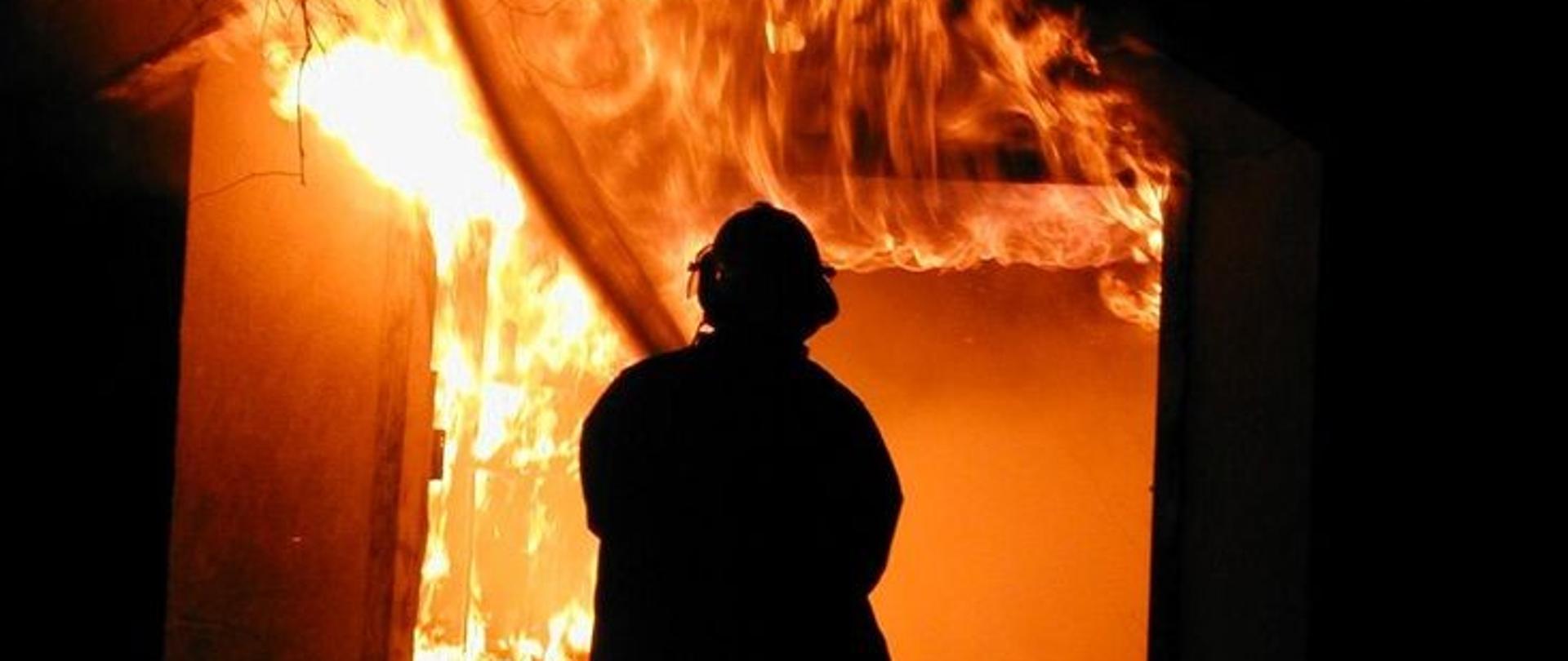 Strażak podczas akcji gaszenia pożaru