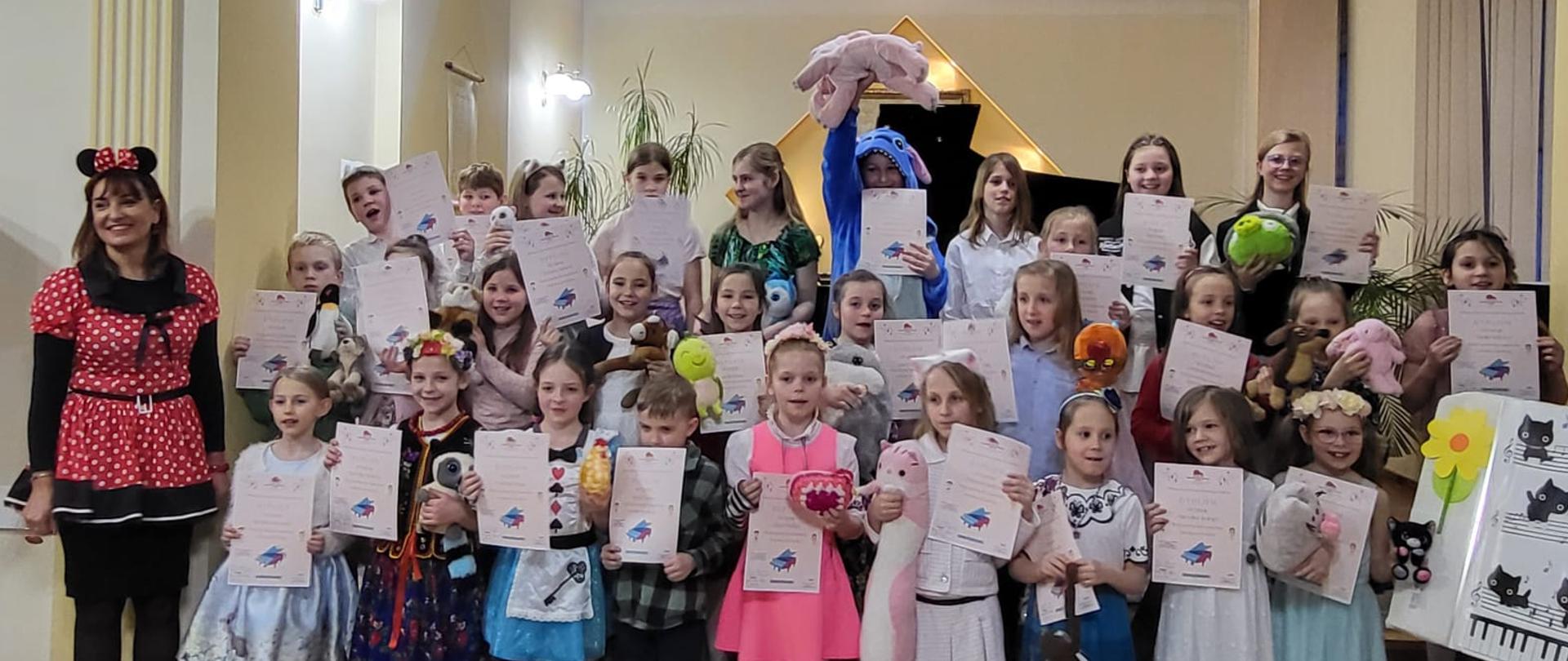 Galeria 42 zdjęć z koncertu Międzyszkolne Prezentacje Najmłodszych Pianistów, który odbył się 27 marca 2024 w Kłodzku. Uczniowie grają na fortepianie na scenie auli PSM w Kłodzku.