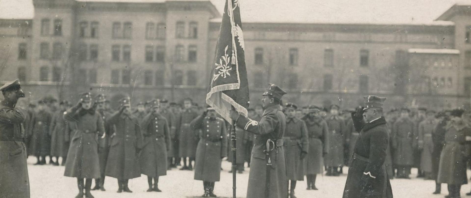 Generał Józef Dowbór-Muśnicki wręcza sztandar 1 Pułkowi Strzelców Wielkopolskich