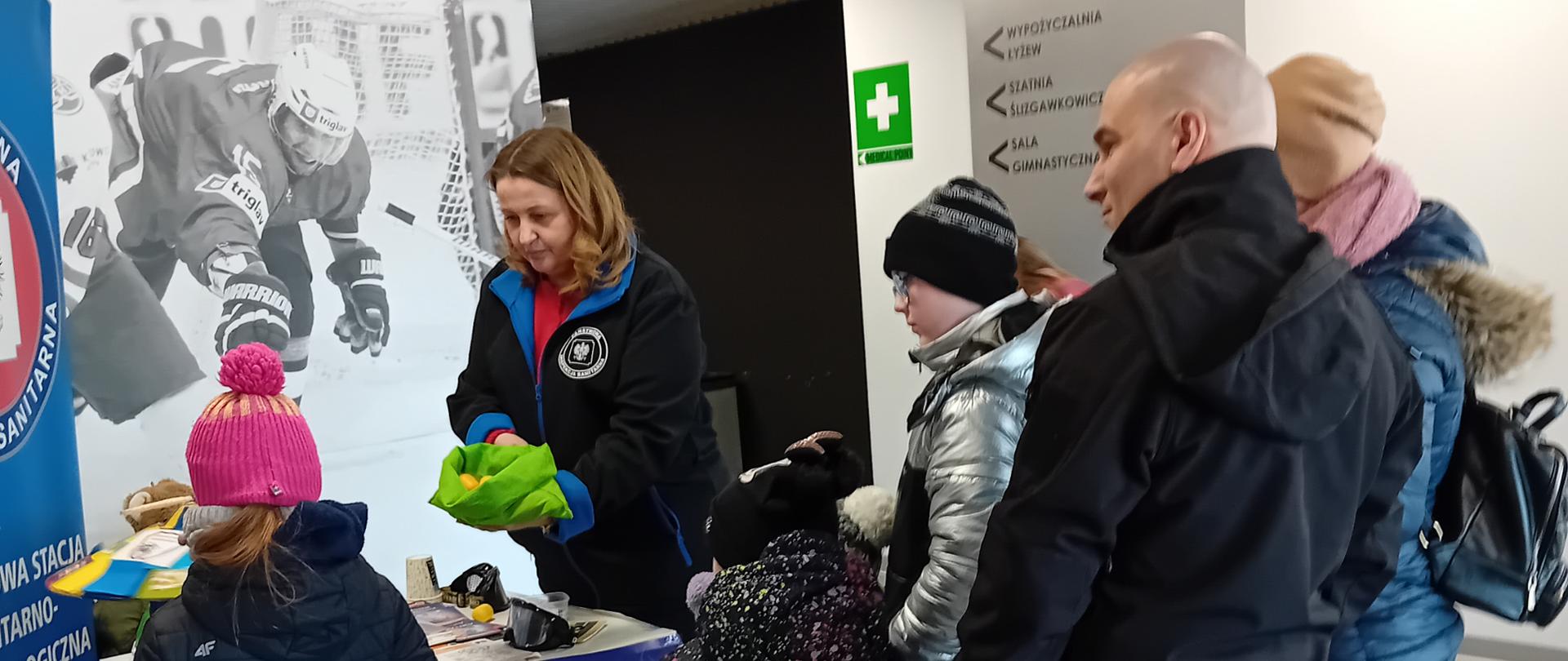 akcję profilaktyczną na lodowisku im. Braci Nikodemowiczów w Bytomiu