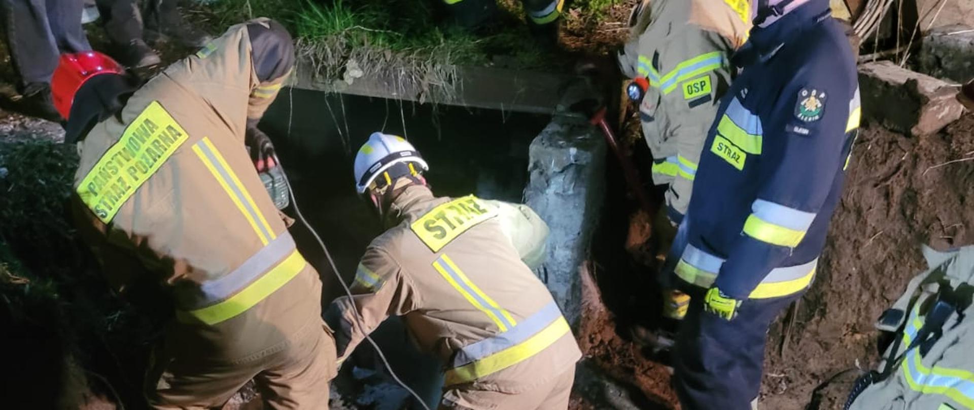 Na zdjęciu strażacy podczas prowadzenia działań