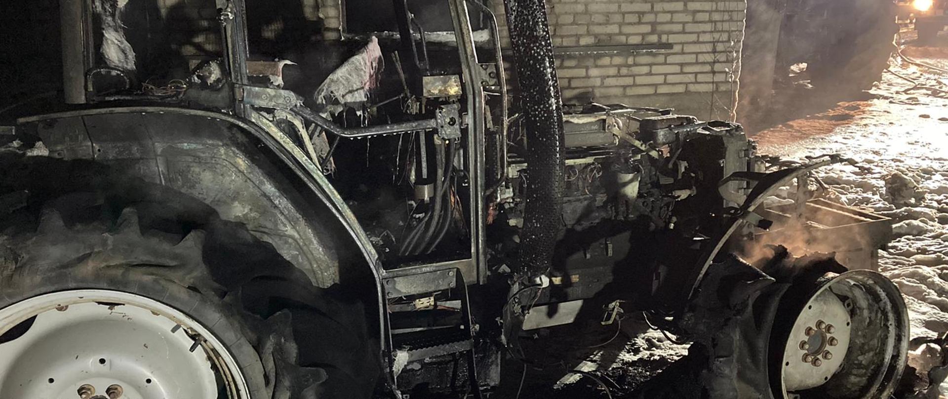 Na zdjęciu zniszczony ciągnik rolniczy.