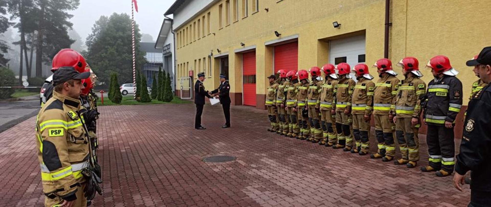 Na zdjęciu strażacy JRG Nowy Targ podczas przekazania obowiązków dowódcy JRG.