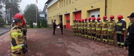 Na zdjęciu strażacy JRG Nowy Targ podczas przekazania obowiązków dowódcy JRG.