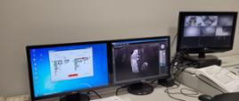 Na zdjęciu widzimy 3 monitory, które pozwalają prowadzącym test na obserwację strażaków podczas wykonywania próby w komorze dymowej