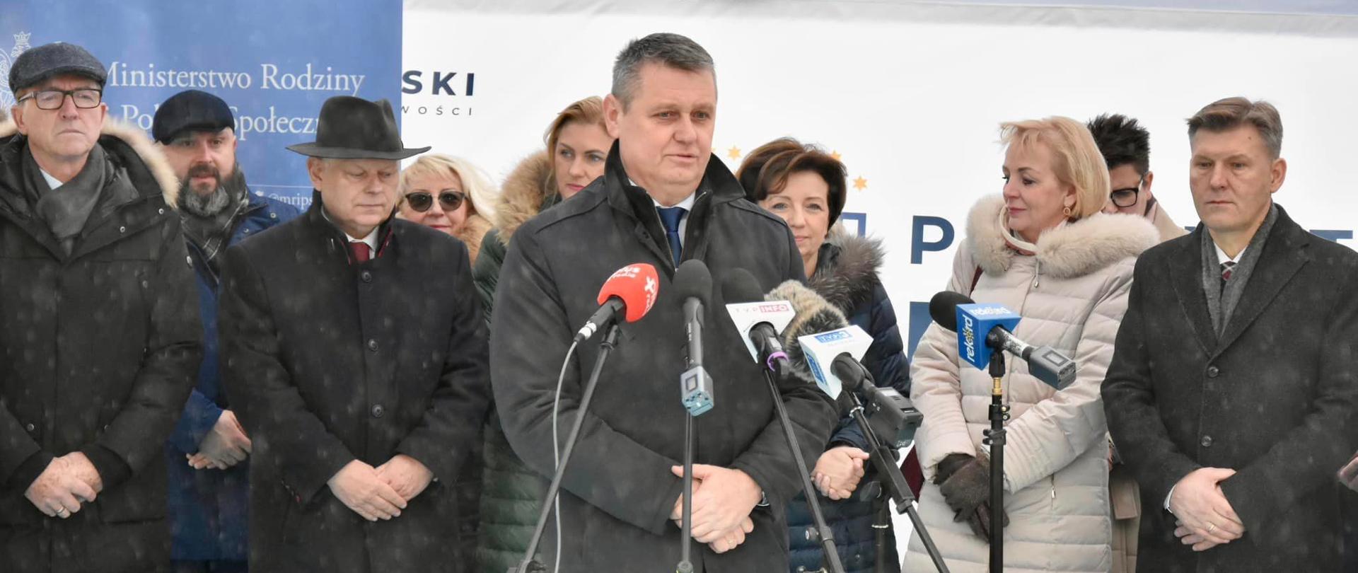 Na zdjęciu widać kobiety i mężczyzn