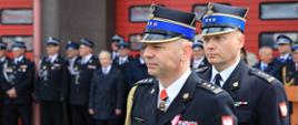 Powiatowe obchody Dnia Strażaka w Sokółce - komendant wojewódzki PSP a za nim komendant powiatowy PSP w Sokółce, a w tle goście
