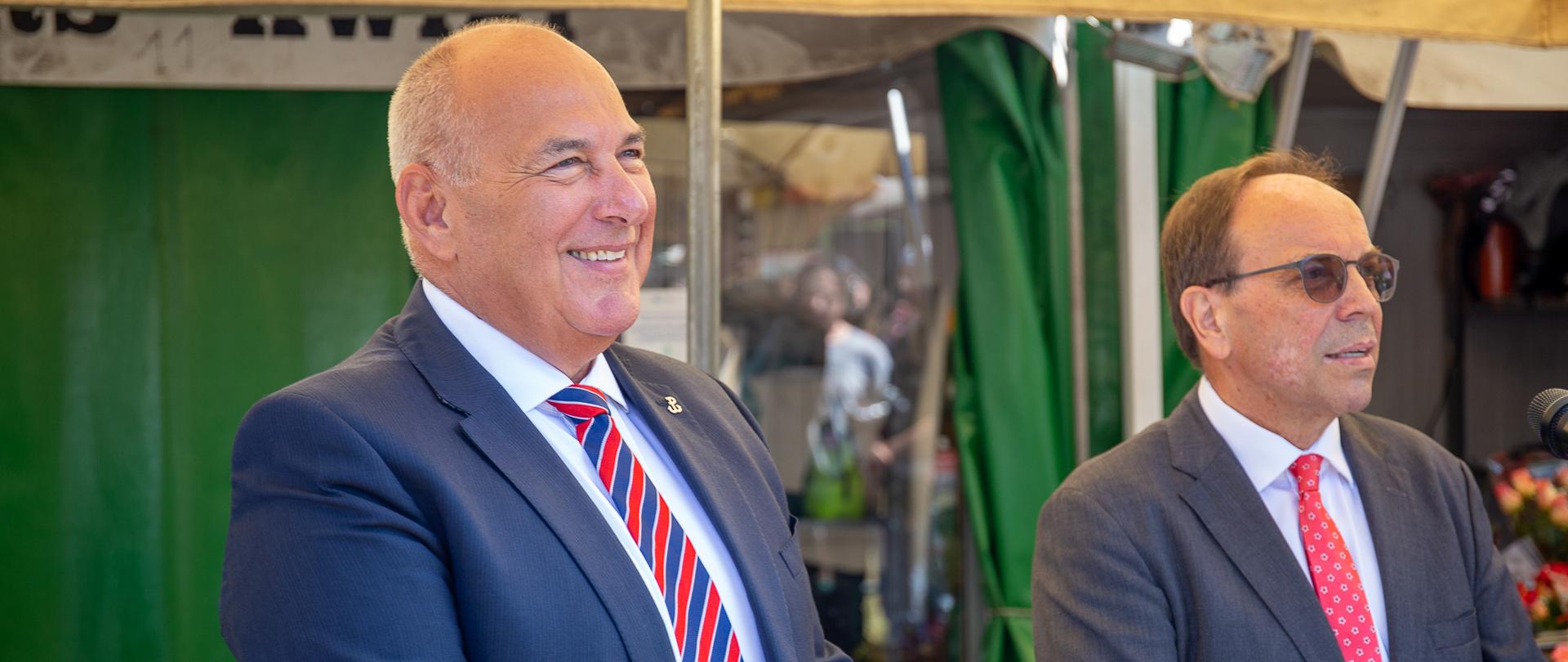 Uśmiechnięty minister Tadeusz Kościński i prezes Fundacji Polska Bezgotówkowa Mieczysław Groszek podczas konferencji