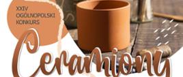 Grafika na białym tle, nieregularnie rozłożone plamy w barwie glinki oraz w tym kolorze napis z nazwą konkursu, po prawej w owalnej formie o czarnym tle fragment zdjęcia z naczyniami ceramicznymi.