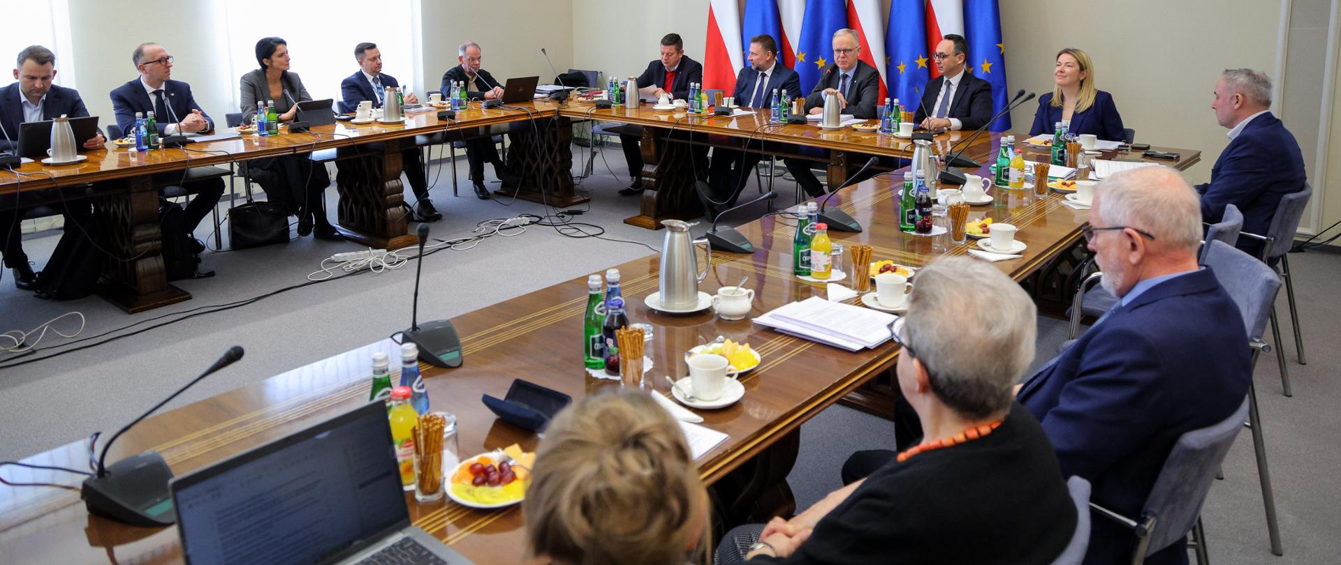 Spotkanie Zespołu ds. odporności po powodzi z udziałem Ministra Marcina Kierwińskiego, Ministra Infrastruktury Dariusza Klimczaka, Wiceminister Magdaleny Roguskiej, Wojewody Dolnośląskiej Anny Żabskiej.