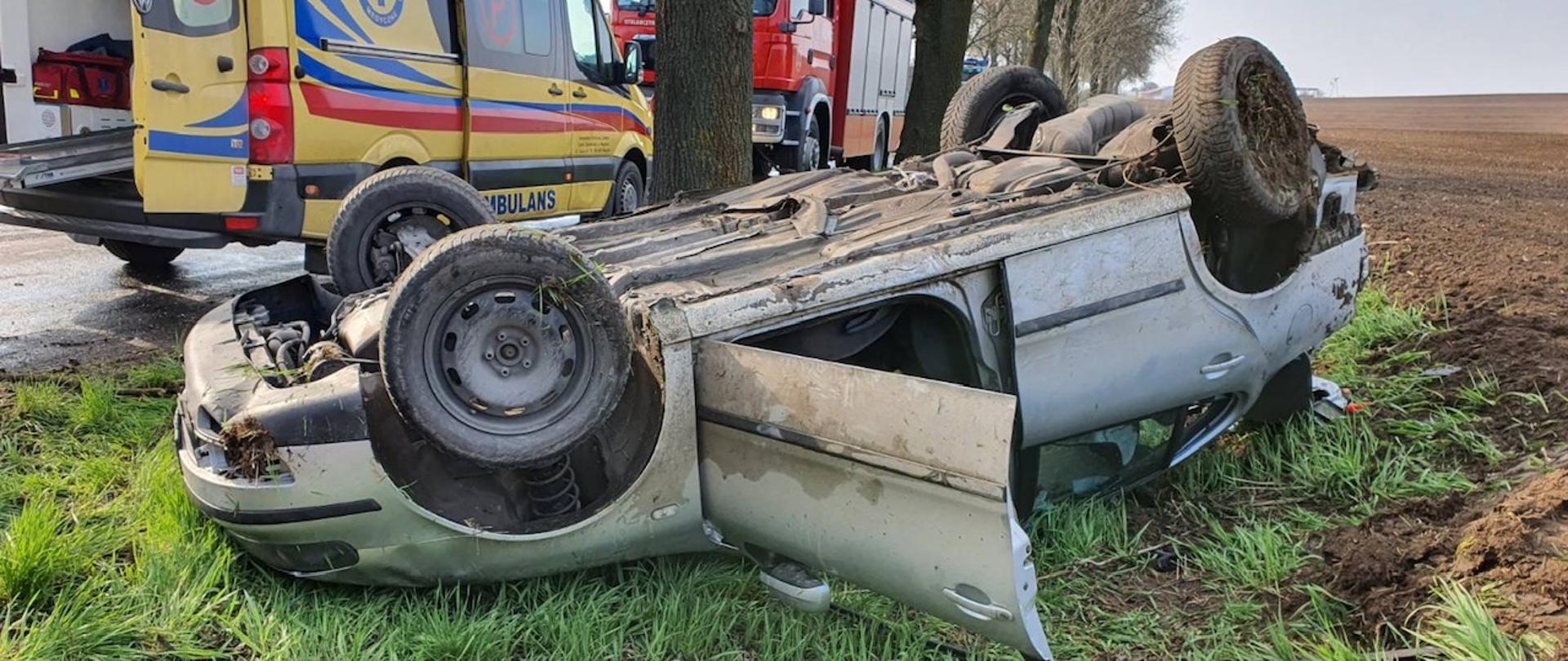 Dachowanie samochodu osobowego w Strzelcach