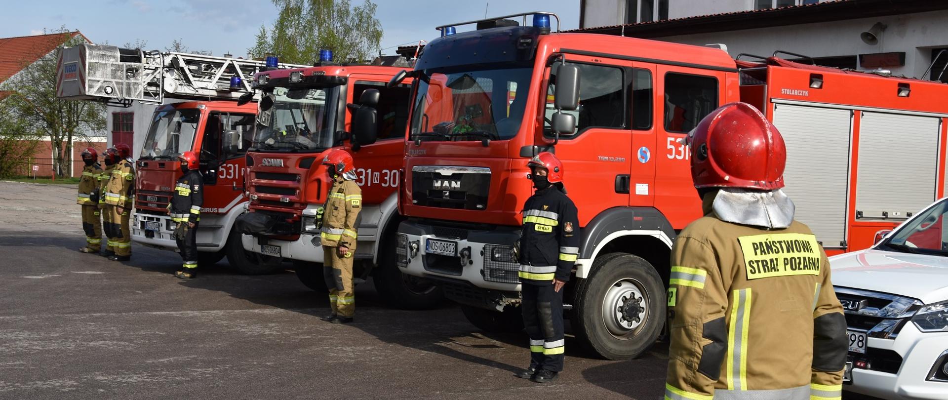Strażacy JRG Ostróda stojący na baczność w trakcie odtwarzania „Mazurka Dąbrowskiego”