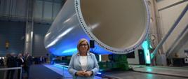 Ministra Paulina Hennig-Kloska w fabryce Baltic Towers w Gdańsku, podczas prezentacji pierwszej wyprodukowanej w Polsce sekcji wieży offshore.