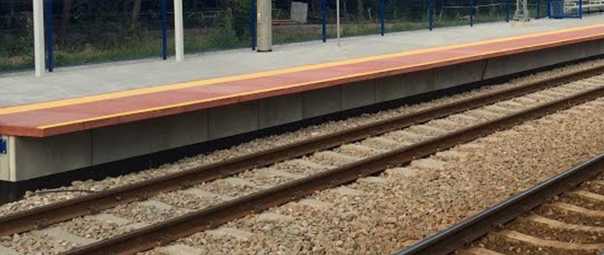 Na zdjęciu widoczny przystanek PKP w Szarowie. W oddali widoczny nadjeżdżający pociąg. 