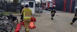 widoczni strażacy podczas ćwiczeń na obiekcie.