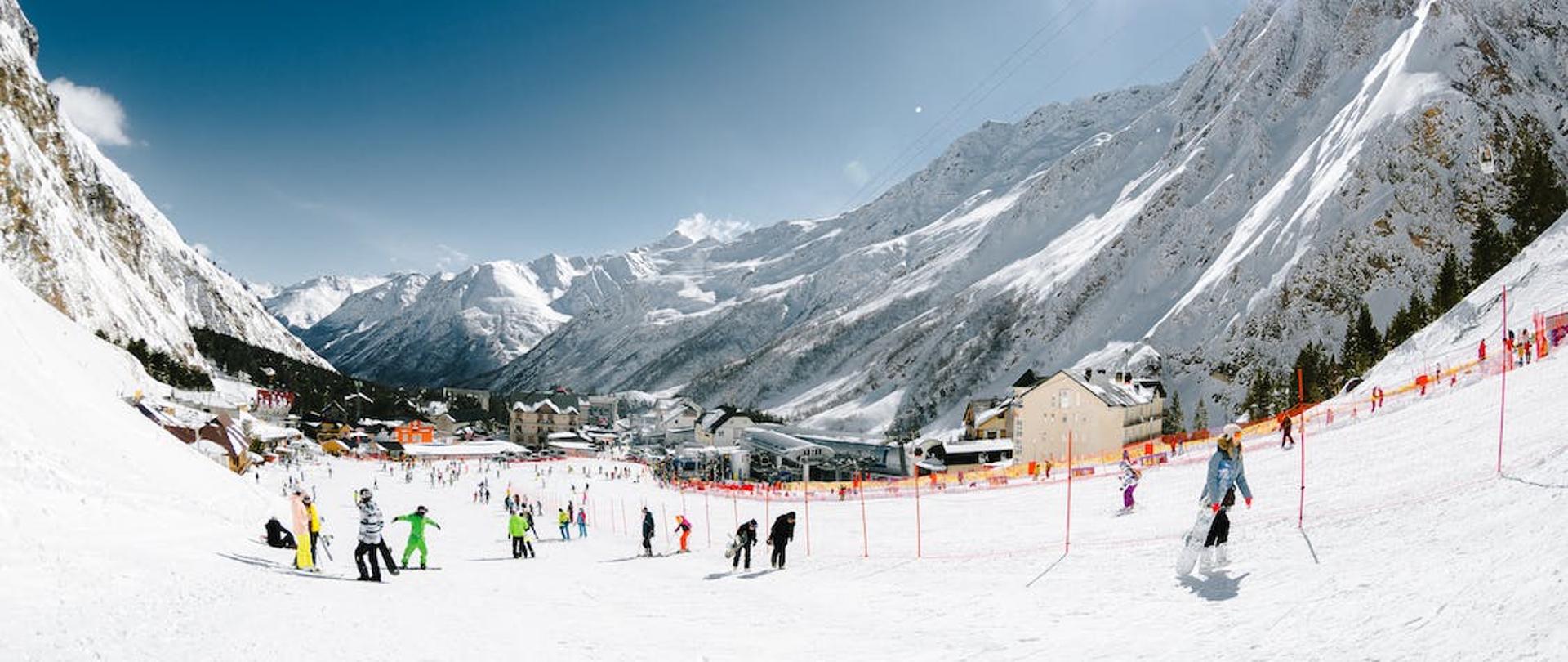 Stok narciarski, góry, zima, błękitne niego