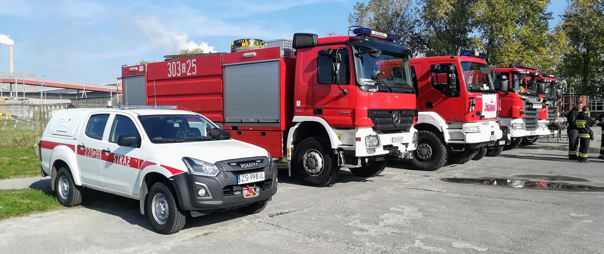 Samochody straży pozarnej na placu