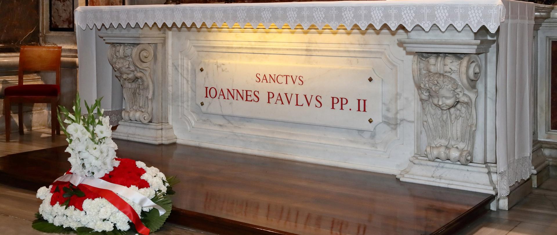 Tomba di San Giovanni Paolo II con un mazzo di fiori bianchi e rossi, foto Grzegorz Gałązka