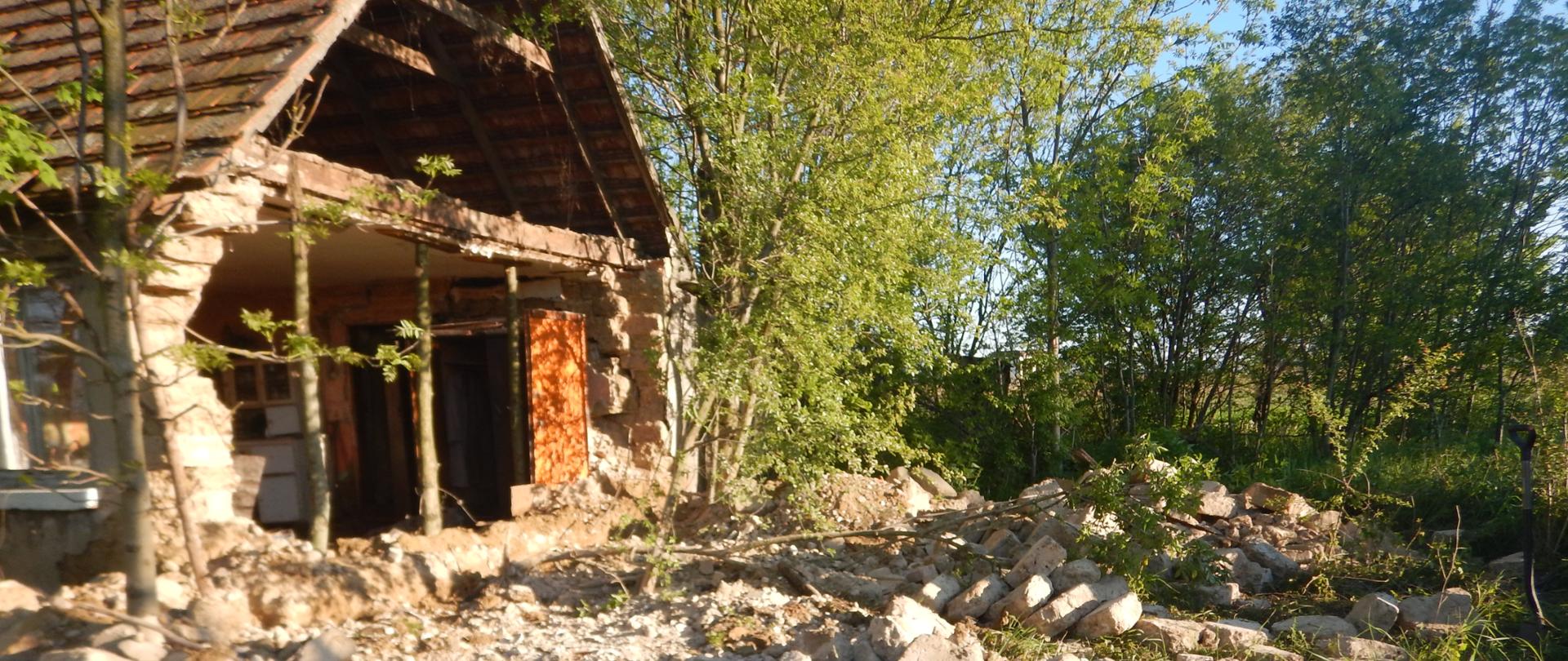 Zdjęcie przedstawia zawaloną ścianę pustostanu.