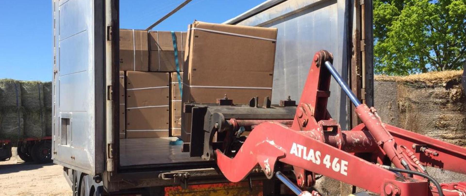 Kartony z nielegalnym tytoniem