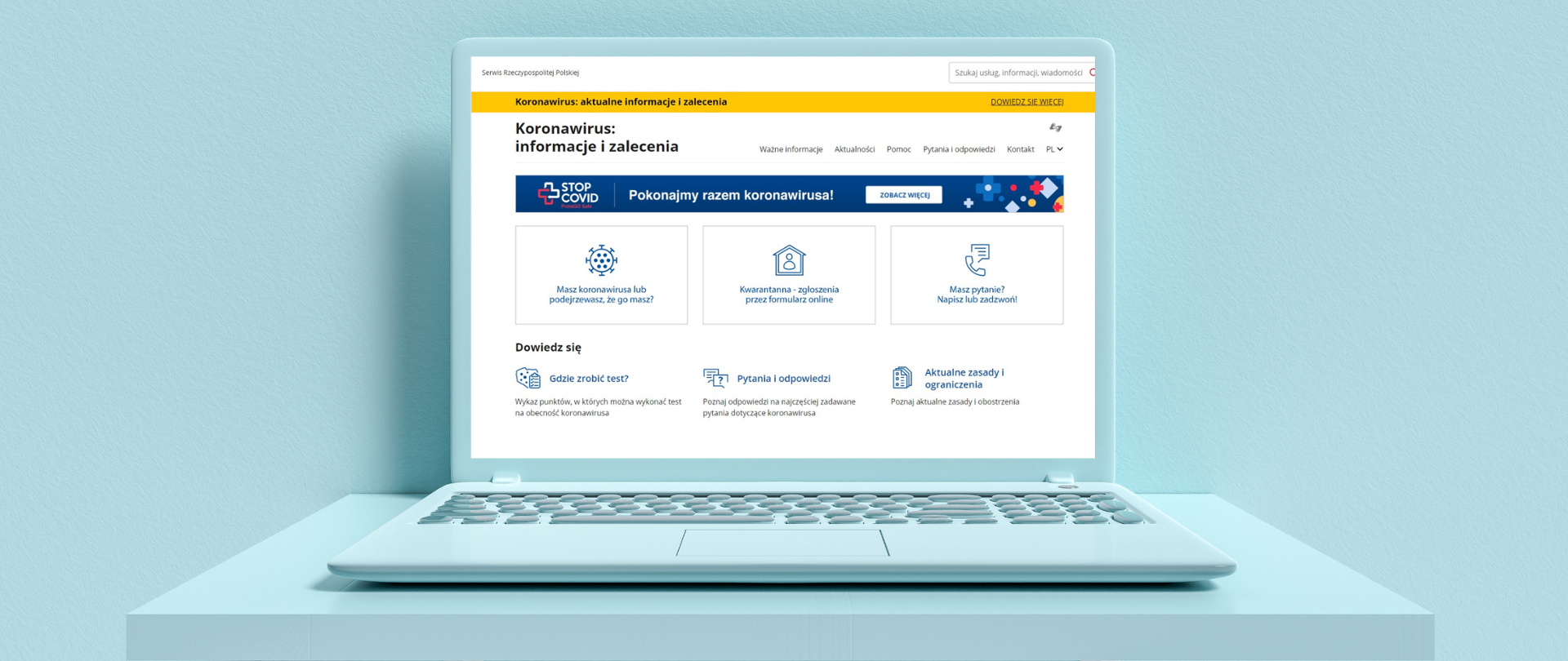 Błękitny laptop na błękitnym stoliku i tle. Na ekranie laptopa strona gov.pl/koronawirus.