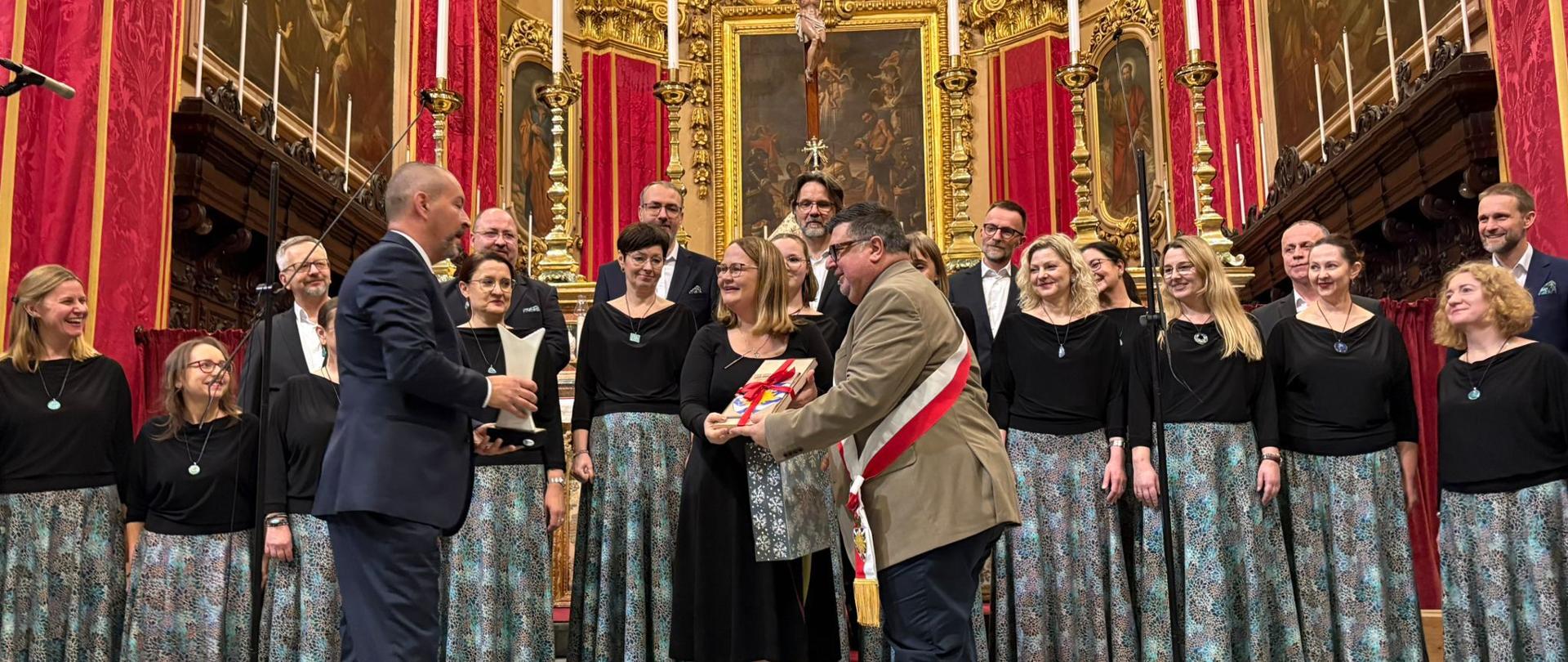 Wręczenie nagrody podczas finałowego koncertu Miedzynarodowego Festiwalu Chorów Bozonarodzeniowych na Malcie