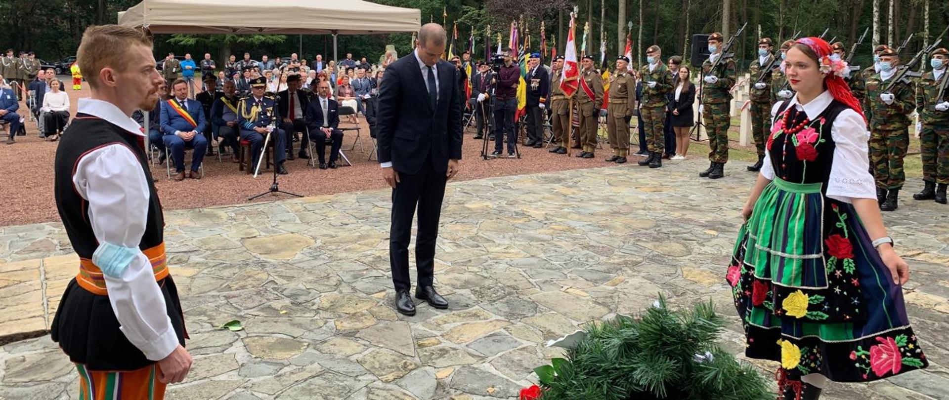 Ambasador Szatkowski składa wieniec przed pomnikiem poległych żołnierzy 