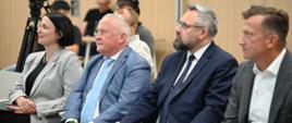 Podpisanie 6 umów dot. budowy i rozbudowy sieci elektroenergetycznych na potrzeby zasilania ogólnodostępnych stacji ładowania dużych mocy w siedzibie NFOŚiGW z przedstawicielami zarządów ENEA Operator, Energa-Operator, PGE Dystrybucja i TAURON Dystrybucja. 