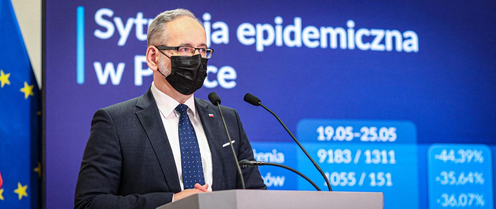 Zmiana zasad bezpieczeństwa od 6 do 25 czerwca - zdjęcie przedstawia ministra zdrowia Adama Niedzielskiego w trakcie przemówienia