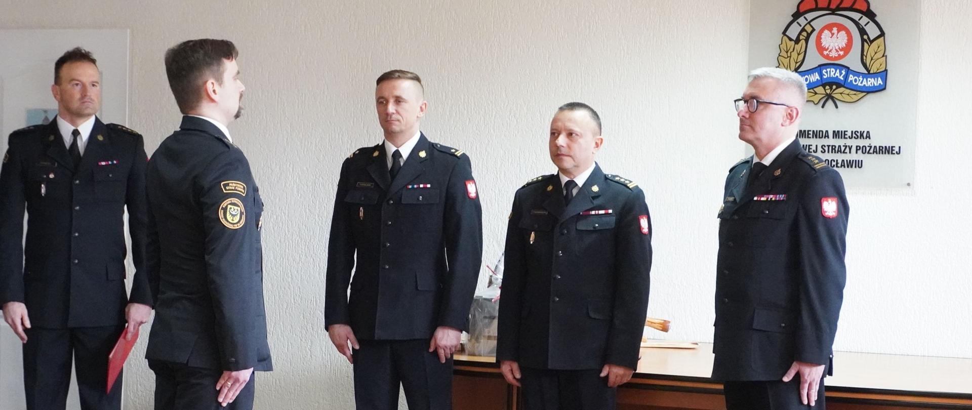 Uroczysta zbiórka z okazji zakończenia służby funkcjonariuszy PSP