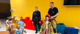Na zdjęciu widać strażaków oraz dzieci z przedszkola w Piotrowie