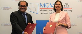 Minister Marek Gróbarczyk oraz Minister Cora van Nieuwenhuizen prezentują podpisany dokument