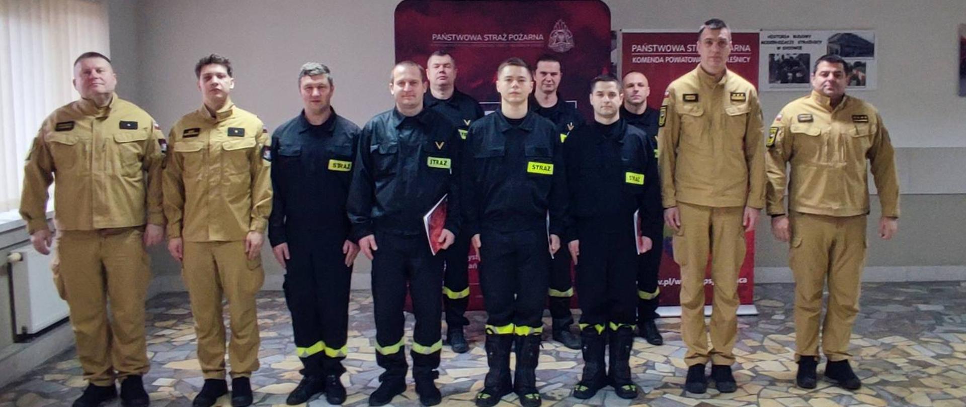 Zdjęcie grupowe z uroczystego ślubowania. strażacy w umundurowaniu służbowym. 