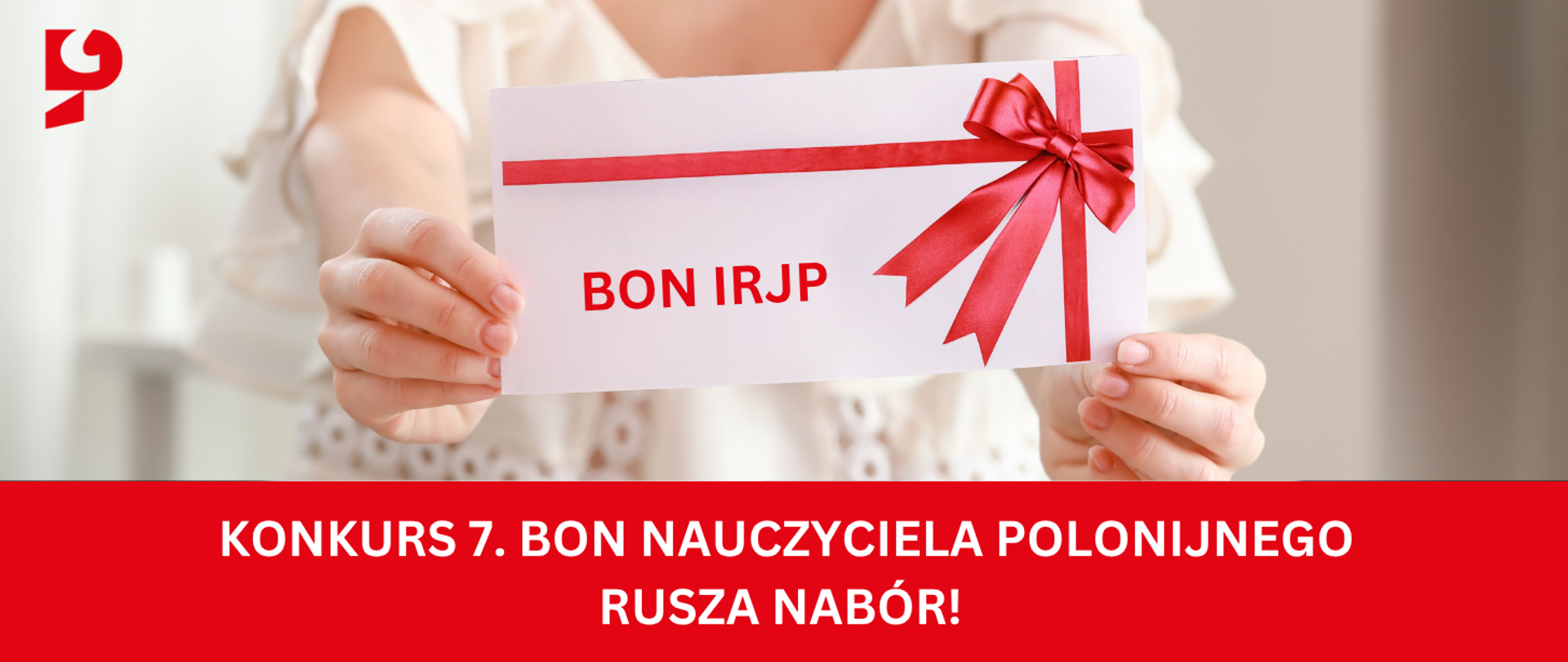 Osoba oburącz trzyma przed sobą kopertę prezentową z napisem BON IRJP
