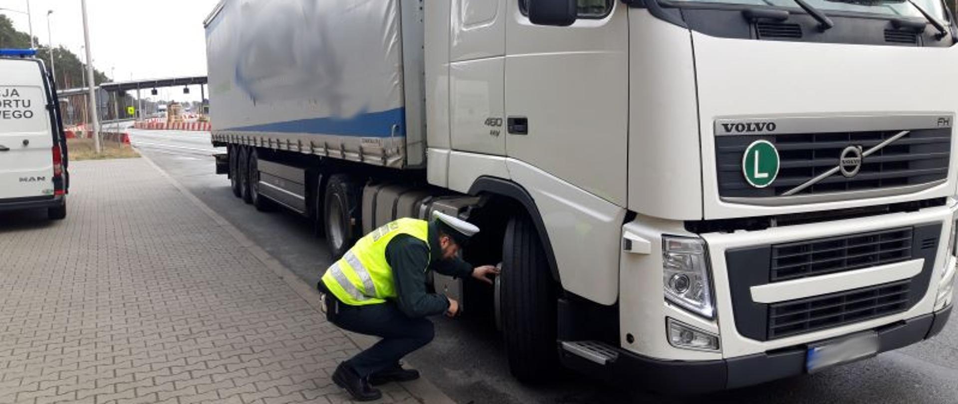 Inspektor dokonujący kontroli stanu technicznego 