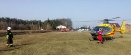 przyjęcie przez strażaków ladującego lotniczego pogotowia ratowniczego 